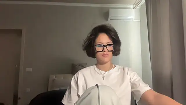 LeandraCasali online show from October 20, 2025, 1:11 pm