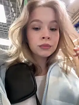 Snapshot of Eliiizaaa chatting on October 25, 2025, 4:24 pm Eliiizaaa online show from October 25, 2025, 4:24 pm