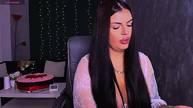 RheaLynn online show from November 17, 2025, 10:04 pm