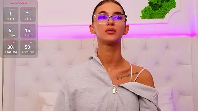 ElisaCharm online show from April 10, 2026, 4:06 am