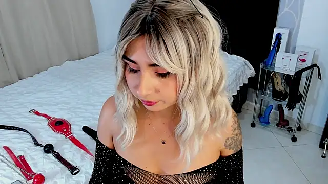 Emilyvalk  online show from February 4, 2026, 3:51 pm