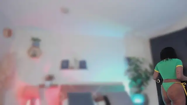 Snapshot of YariRose chatting on June 15, 2026, 3:47 pm YariRose online show from June 15, 2026, 3:47 pm