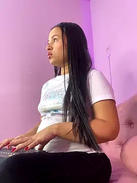 Snapshot of PaulaCruz01 chatting on October 29, 2025, 2:36 am PaulaCruz01 online show from October 29, 2025, 2:36 am