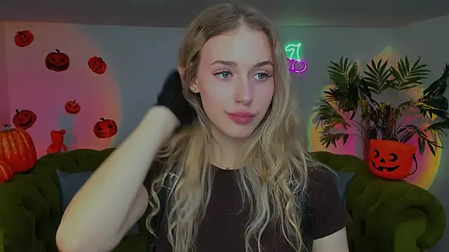 sassy cutie online show from October 30, 2025, 8:20 pm