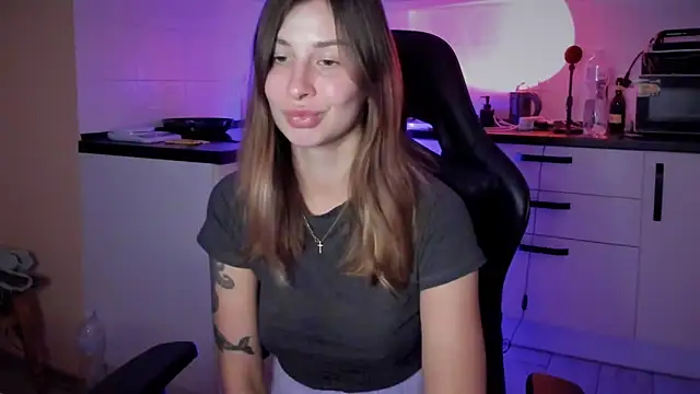 Kira-meow online show from November 13, 2025, 4:06 pm