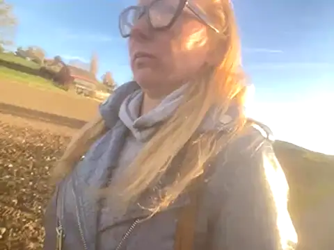 Snapshot of JeniJansi chatting on October 28, 2025, 3:25 pm JeniJansi online show from October 28, 2025, 3:25 pm