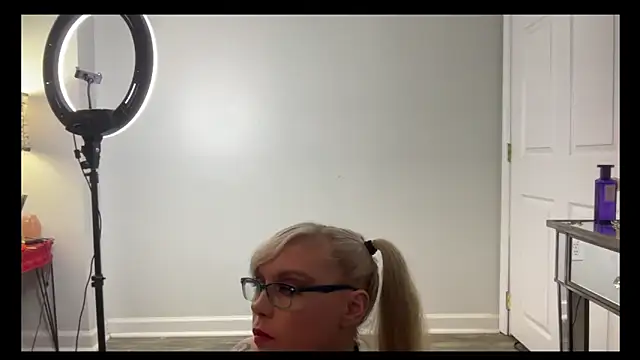 daddysprincess731 online show from November 6, 2025, 3:29 am