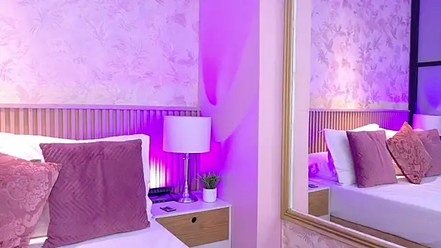 AdelineJhones online show from November 5, 2025, 1:33 pm