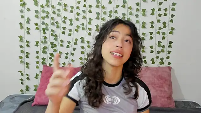 emily jonessxx online show from December 22, 2025, 12:02 pm