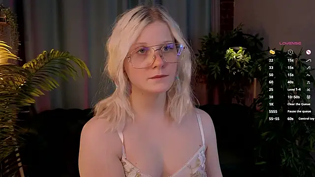 ShineJoan online show from November 12, 2025, 9:25 pm