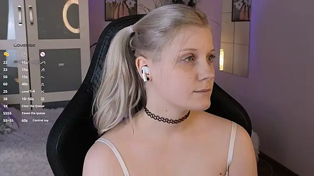 ShineJoan online show from November 28, 2025, 10:01 pm