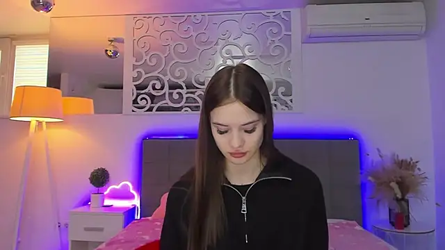 LuisaClover online show from February 17, 2026, 1:18 pm