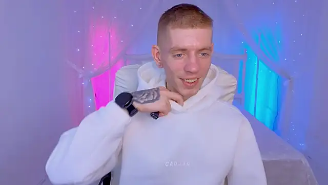 Cristian  Dior online show from November 29, 2025, 1:47 pm