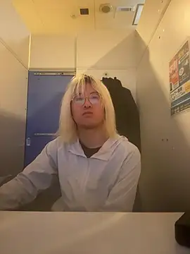 MUIMUICHAN27 online show from November 30, 2025, 2:37 am