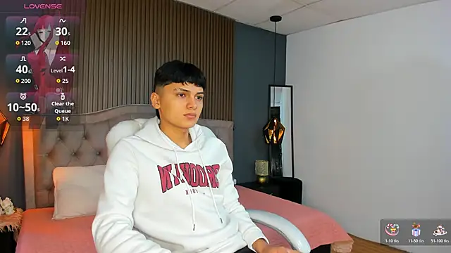 Snapshot of Maxii18_ chatting on October 27, 2025, 1:37 pm Maxii18 online show from October 27, 2025, 1:37 pm