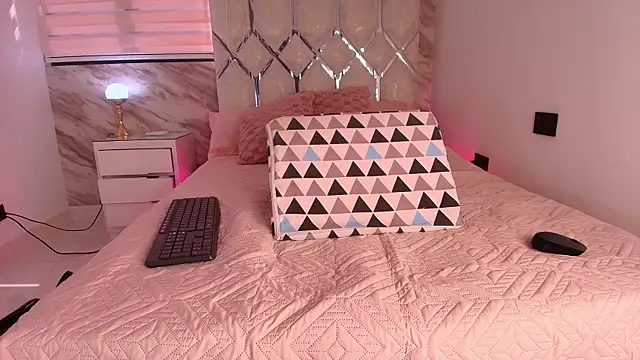 ellisrossi online show from November 5, 2025, 7:14 pm