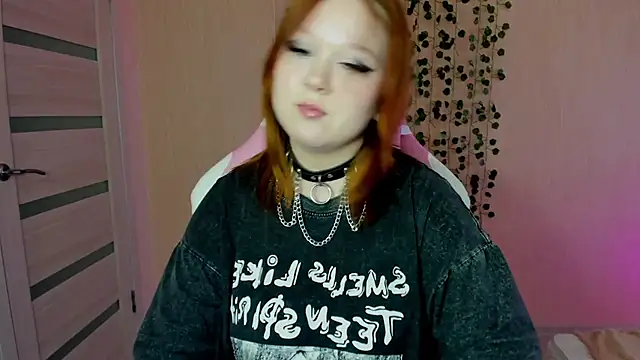 Snapshot of Lovly_Vixen chatting on October 25, 2025, 8:33 am Lovly Vixen online show from October 25, 2025, 8:33 am