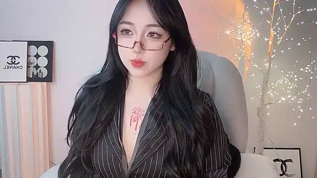 Love-hanzaizai718 online show from November 16, 2025, 2:11 pm