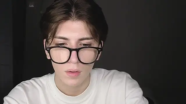 Snapshot of Oliver_star_boy_ chatting on October 26, 2025, 8:37 pm Oliver star boy  online show from October 26, 2025, 8:37 pm