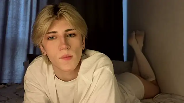 Snapshot of Oliver_star_boy_ chatting on June 19, 2026, 12:53 pm Oliver star boy online show from June 19, 2026, 12:53 pm