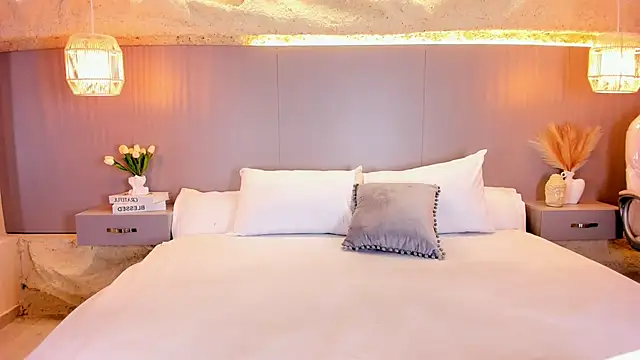 AmyColman  online show from April 10, 2026, 12:10 pm