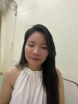 Bee Yellow00 online show from February 26, 2026, 5:06 am