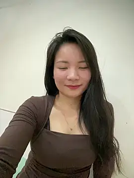 Bee Yellow00 online show from March 16, 2026, 5:44 am