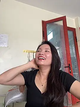 Snapshot of Bee_Yellow00 chatting on June 5, 2026, 1:45 am Bee Yellow00 online show from June 5, 2026, 1:45 am