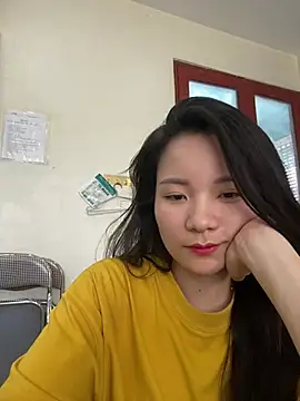 Snapshot of Bee_Yellow00 chatting on June 13, 2026, 4:32 am Bee Yellow00 online show from June 13, 2026, 4:32 am