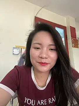 Snapshot of Bee_Yellow00 chatting on June 23, 2026, 4:54 am Bee Yellow00 online show from June 23, 2026, 4:54 am