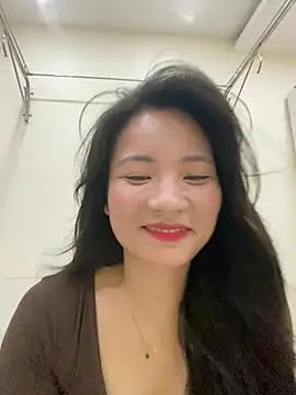 Snapshot of Bee_Yellow00 chatting on July 17, 2026, 5:14 am Bee Yellow00 online show from July 17, 2026, 5:14 am