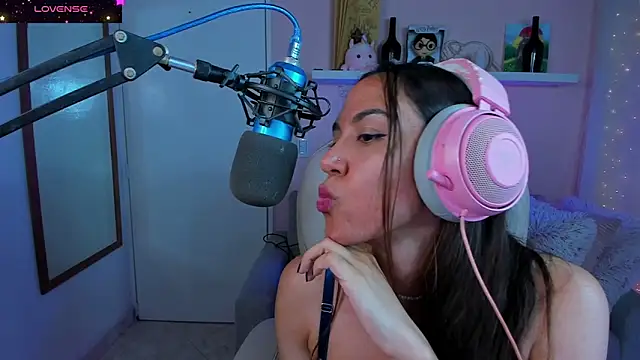 Snapshot of VenusIsLove_ chatting on January 15, 2025, 10:46 pm VenusIsLove online show from January 15, 2025, 10:46 pm