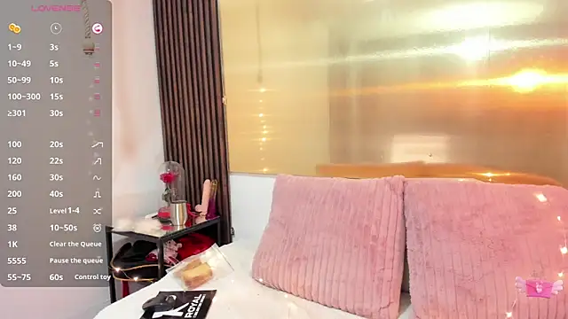 LunaaMorena online show from November 19, 2025, 1:33 pm