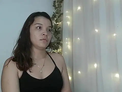 angelicahotparis18 online show from November 24, 2025, 10:59 am