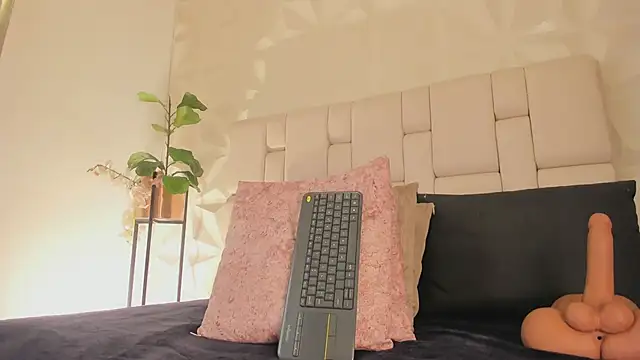 Snapshot of EmilyAllen_1 chatting on February 14, 2026, 11:23 pm EmilyAllen 1 online show from February 14, 2026, 11:23 pm