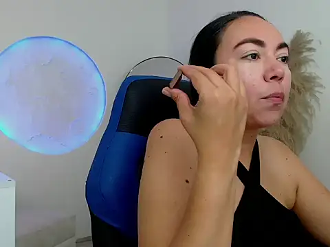 Yadis hot online show from November 11, 2025, 8:53 pm