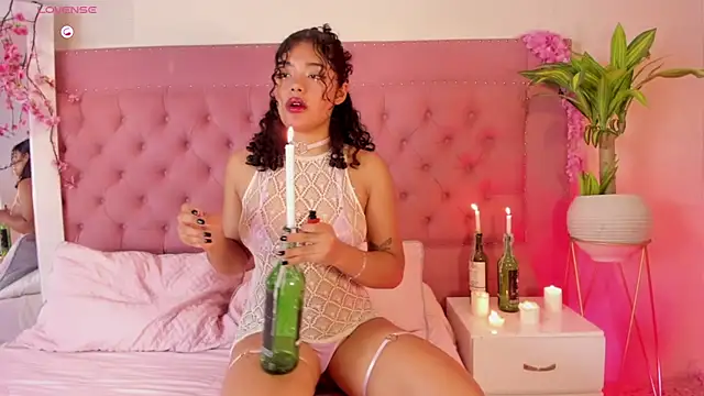 Snapshot of curly_doll chatting on October 27, 2025, 3:32 am curly doll online show from October 27, 2025, 3:32 am