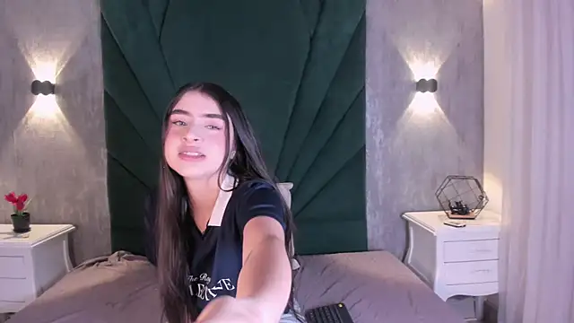 EmiliClarke online show from April 7, 2026, 11:32 am