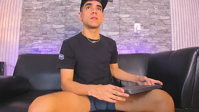 zack joness18 online show from November 11, 2025, 3:17 am