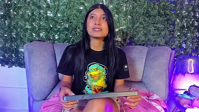 YeseniaRodriguez3 online show from June 30, 2026, 1:12 pm