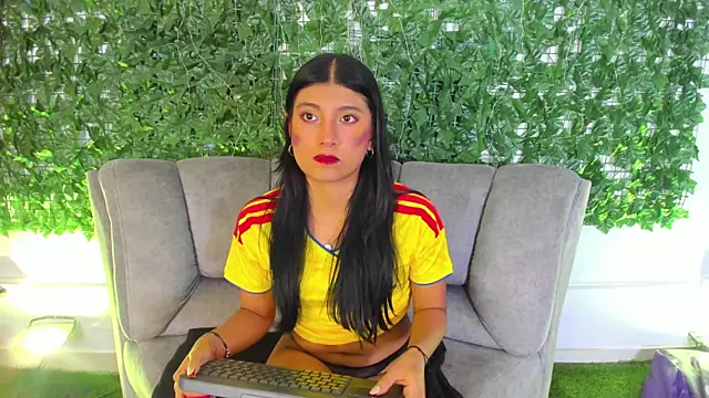 YeseniaRodriguez3 online show from July 7, 2026, 1:04 pm