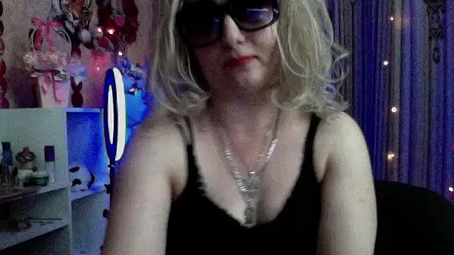 Snapshot of xHot_Amazonq chatting on March 28, 2026, 6:29 pm xHot Amazonq online show from March 28, 2026, 6:29 pm