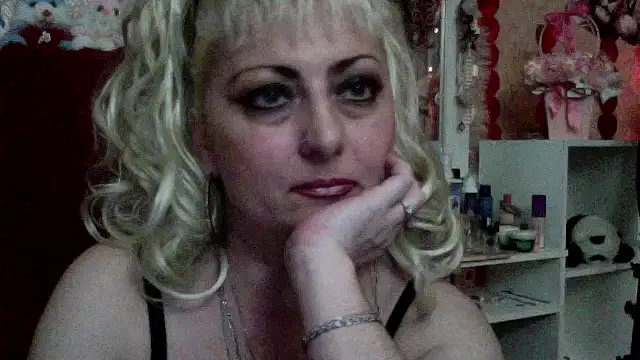 Snapshot of xHot_Amazonq chatting on April 13, 2026, 4:45 pm xHot Amazonq online show from April 13, 2026, 4:45 pm