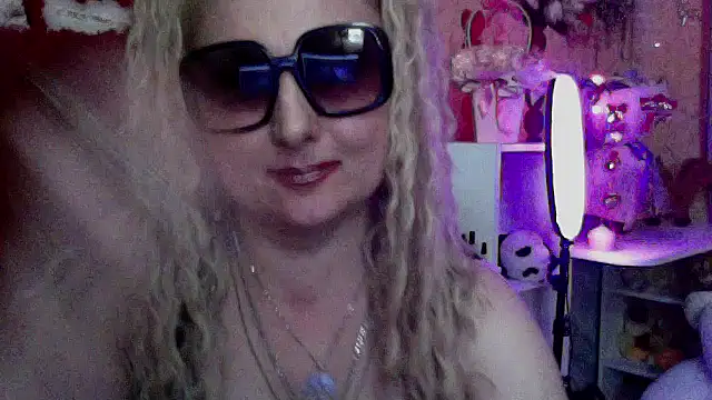 Snapshot of xHot_Amazonq chatting on May 1, 2026, 12:59 am xHot Amazonq online show from May 1, 2026, 12:59 am