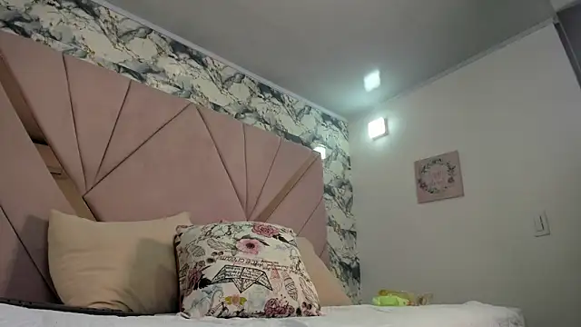 naomy sexy  online show from March 7, 2026, 8:39 pm