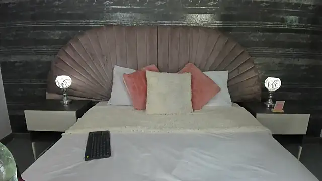 Nayla Monroee online show from April 15, 2026, 9:15 pm