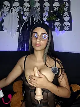 RosyDarck online show from October 28, 2025, 3:21 am