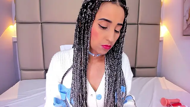 violett rabbit  online show from November 29, 2025, 12:30 pm