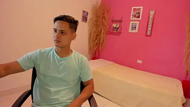 elmasmas01 online show from October 25, 2025, 11:10 pm