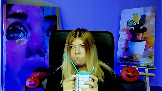 Snapshot of EvaDarc chatting on October 28, 2025, 7:56 am EvaDarc online show from October 28, 2025, 7:56 am